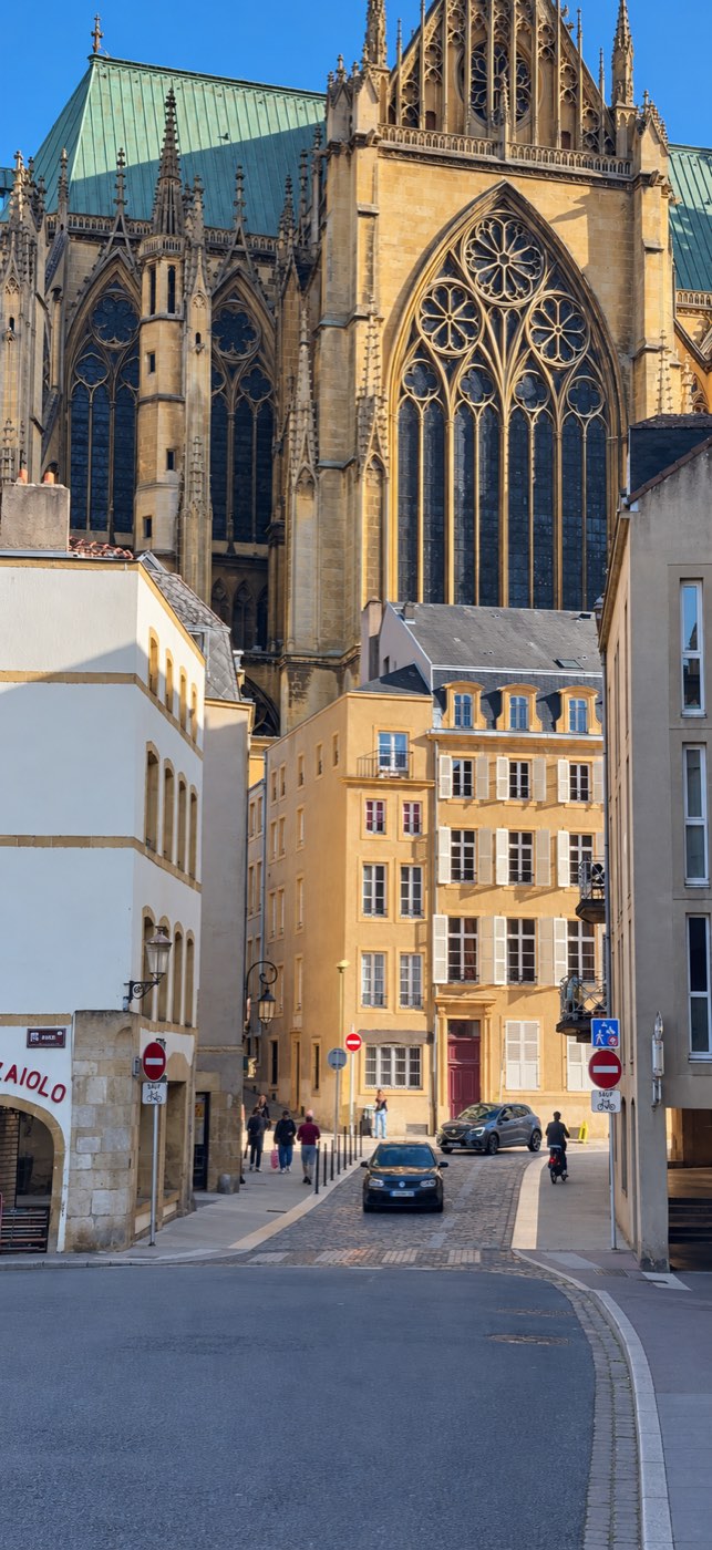 La cathédrale vue depuis une rue voisine