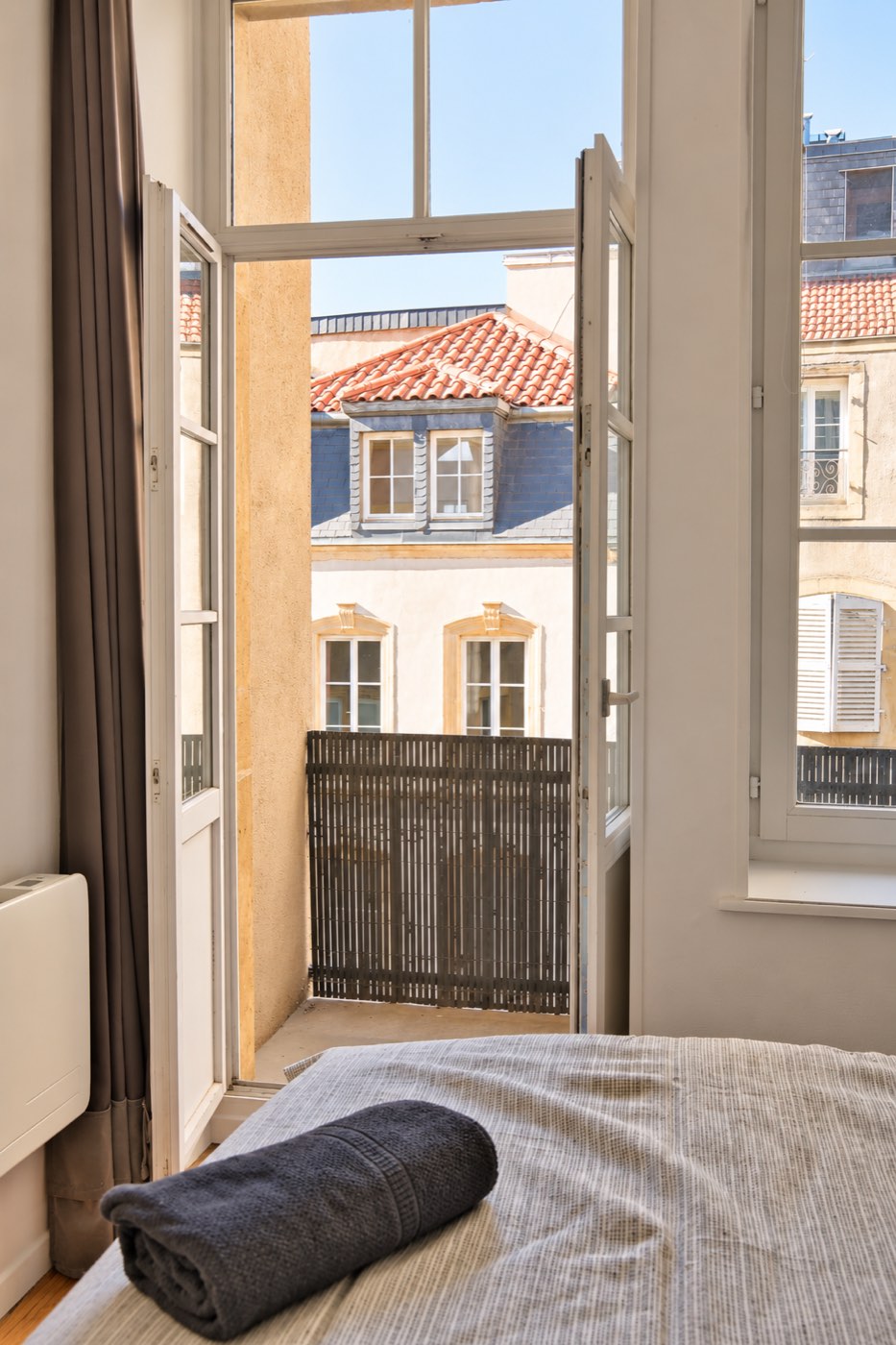 Chambre avec porte-fenêtre ouverte sur la terrasse