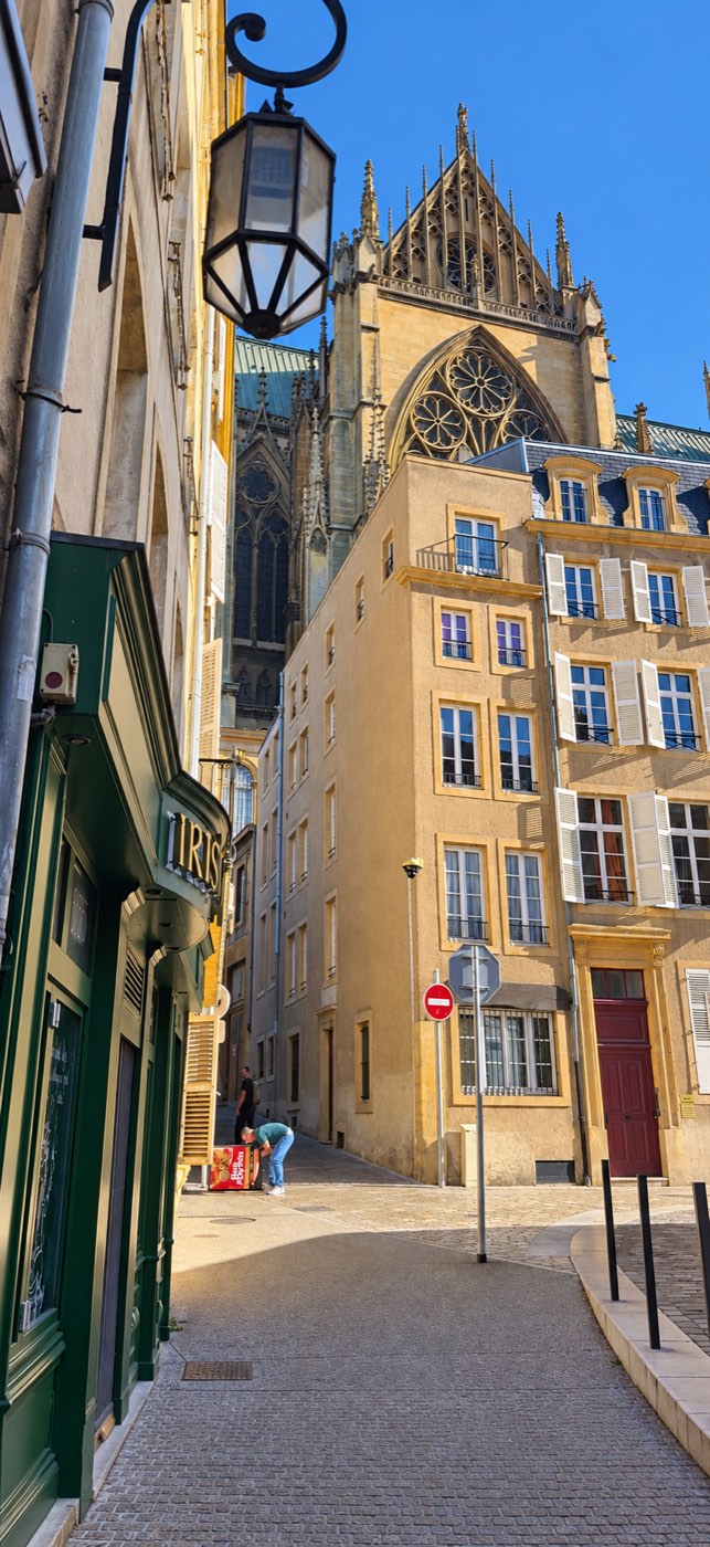 Ruelle avec lanterne et cathédrale au fond