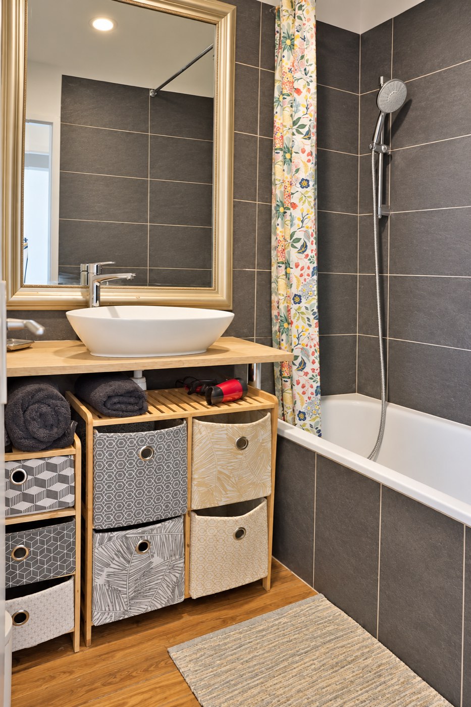 Salle de bain avec baignoire et vasque