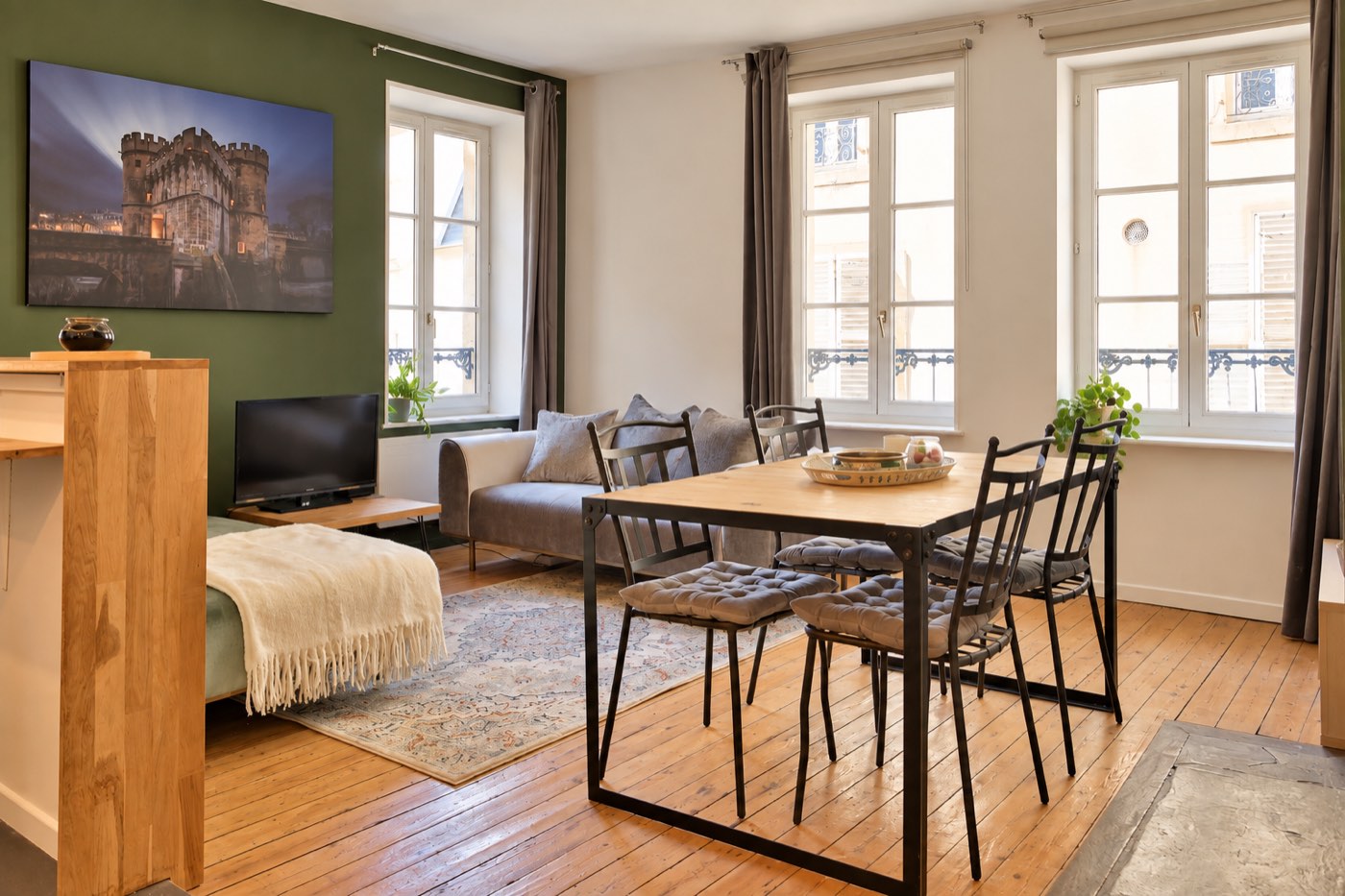 Séjour avec canapé, table en bois et fenêtres