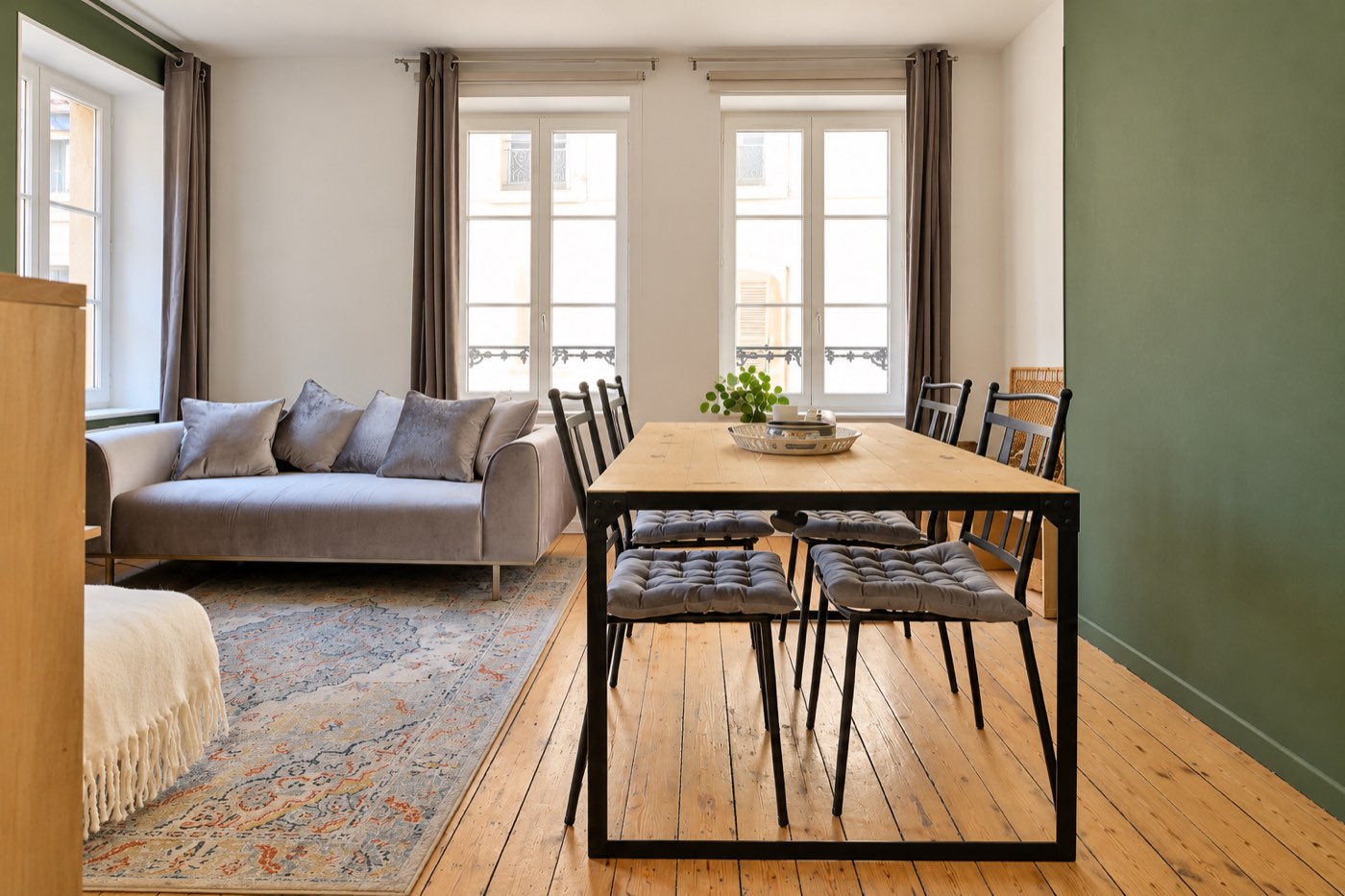Table à manger devant deux fenêtres