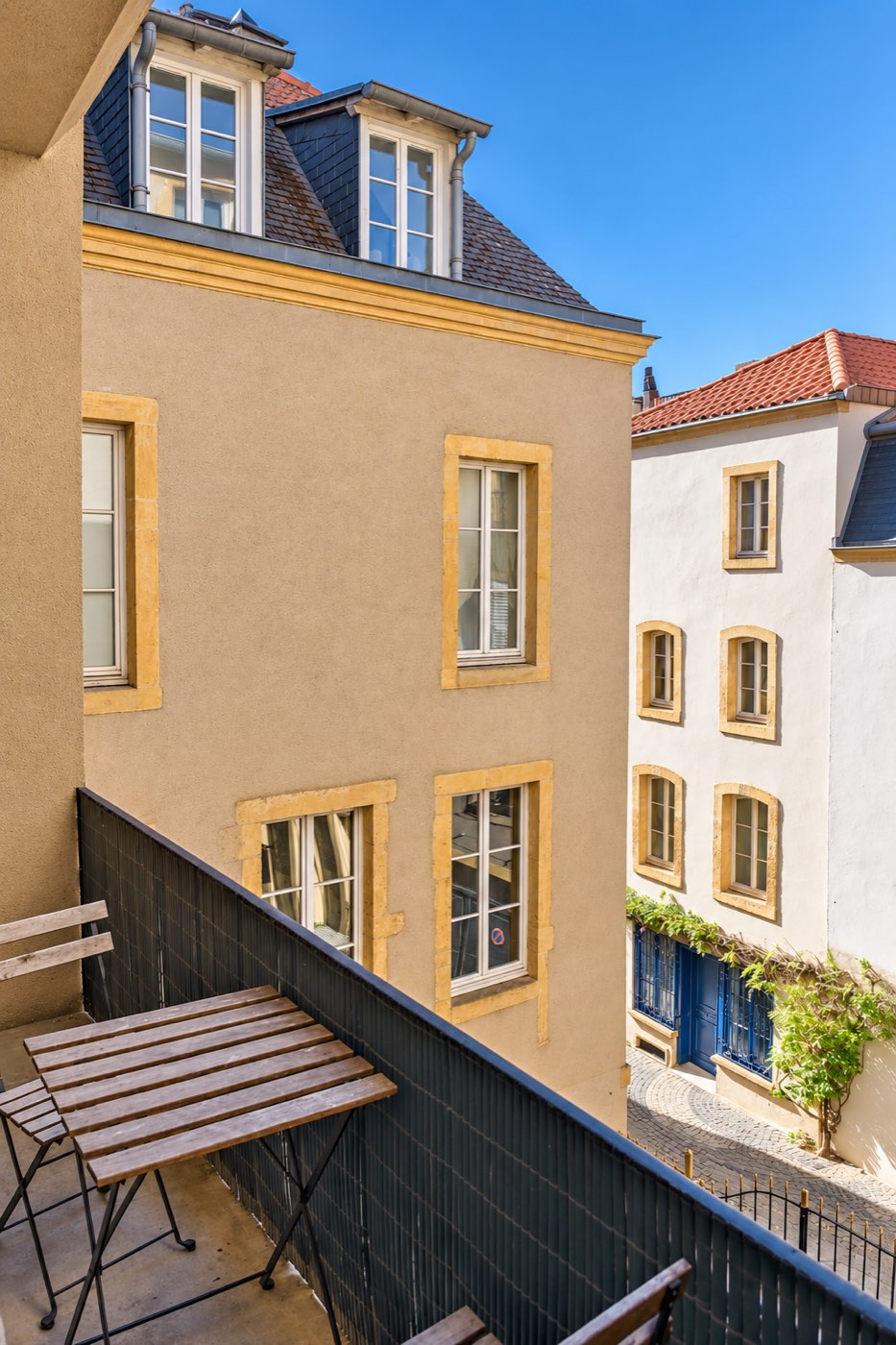 Terrasse de la chambre avec table pour deux, façades en pierre