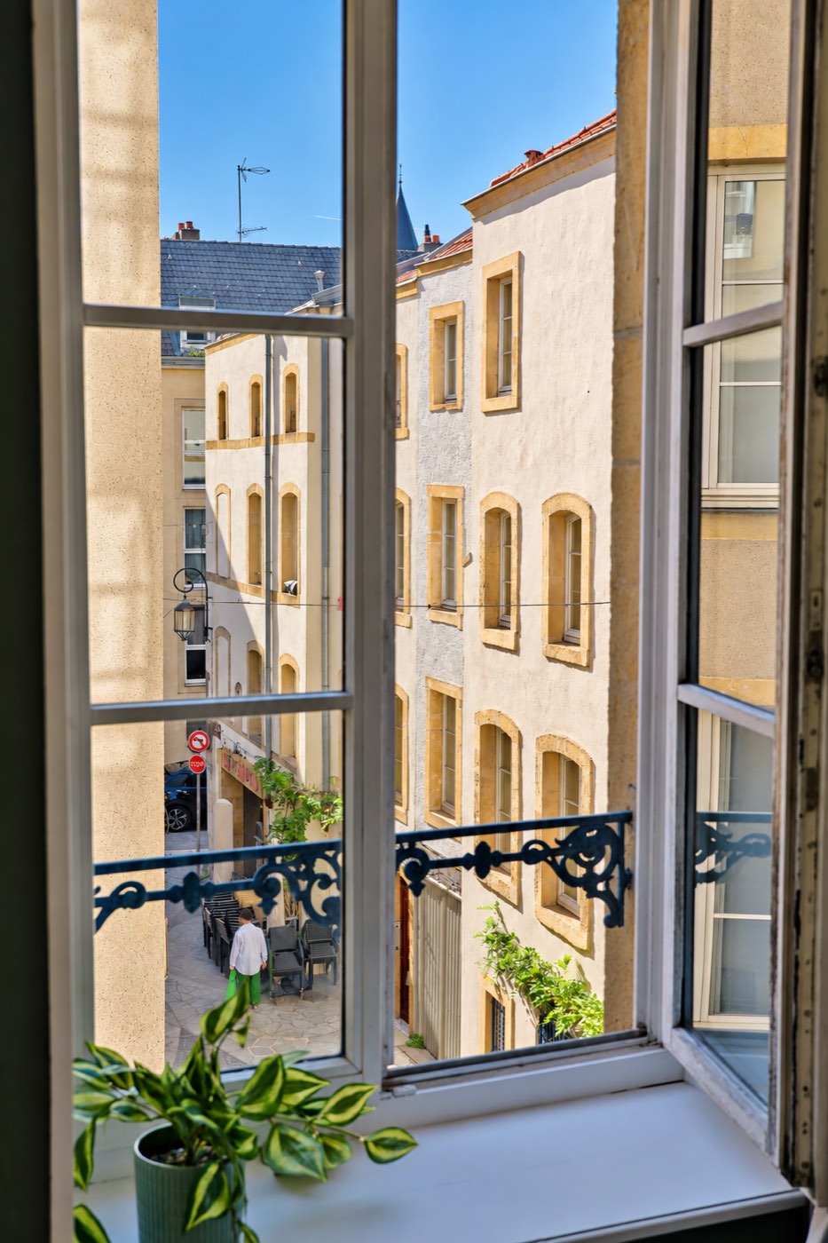 Vue depuis la fenêtre sur la rue des Piques
